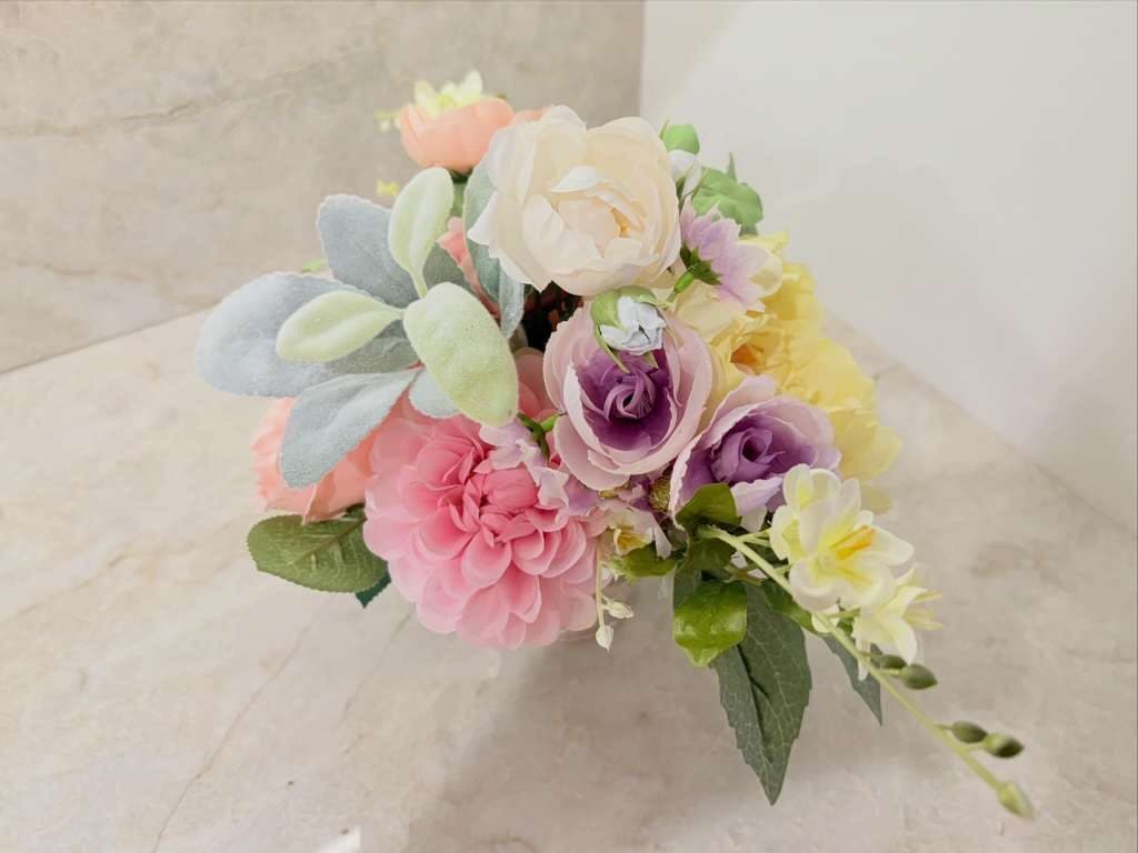 Centro de mesa floral mixto en rosa suave, lavanda, crema y amarillo mantequilla